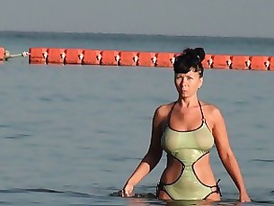aficionado playa bikini morena MILF al aire libre público mojado