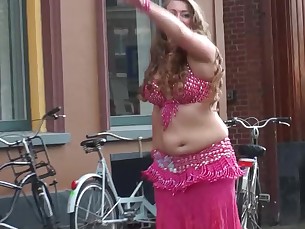 bebê dançando mamãe Milf ao ar livre público striptease