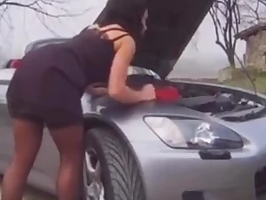 Agriculteur encule une milf en collants dans le tracteur