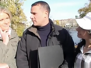 Na een trio likt de brunette het zaad gretig van het blondje haar kontje