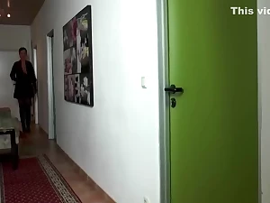 Hilfe, Meine Nachbarin Ist Eine Domina